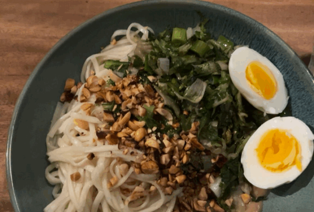 Noedels met gewokte andijvie, tahin-sojasaus en pinda’s