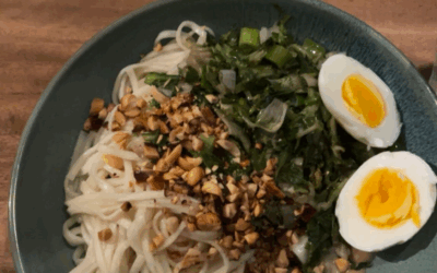 Noedels met gewokte andijvie, tahin-sojasaus en pinda’s