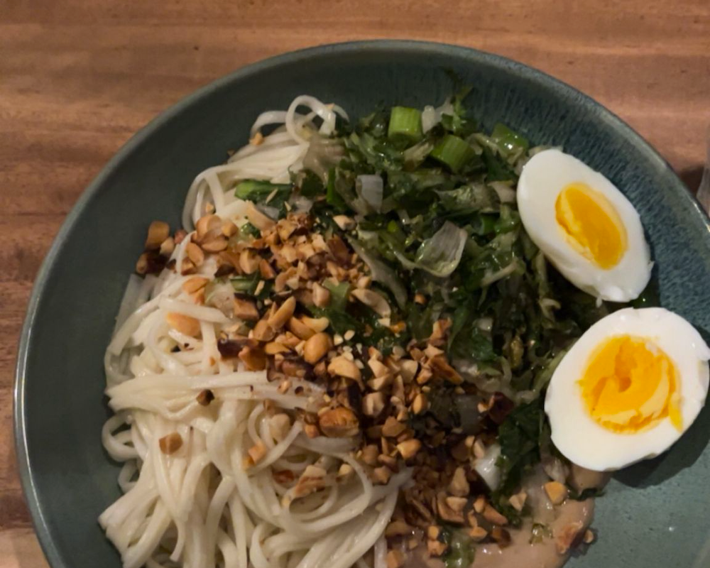 Gewokte andijvie met noedels